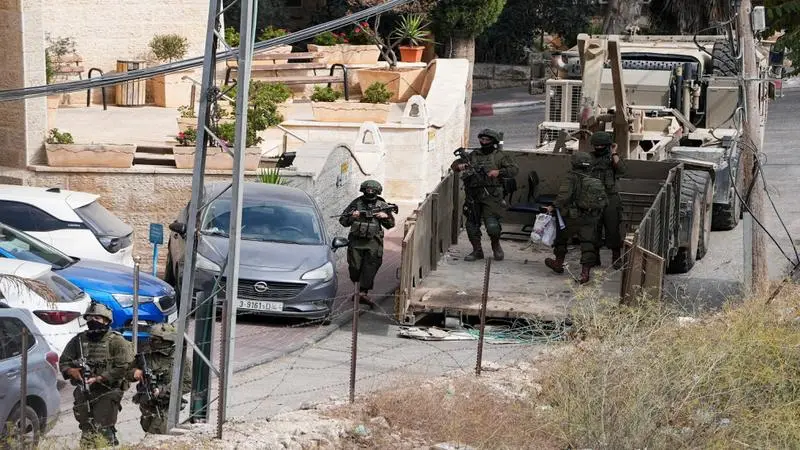 شهيدة بقصف غزة واعتقال 14 فلسطينيا خلال اقتحامات إسرائيلية بالضفة الغربية