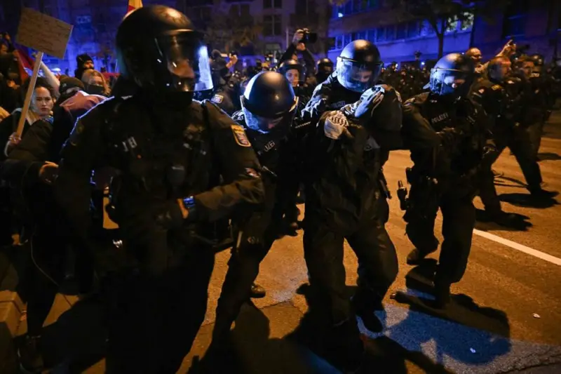 الحكومة الفرنسية : 320 ألف شخص تظاهروا في جميع أنحاء البلاد