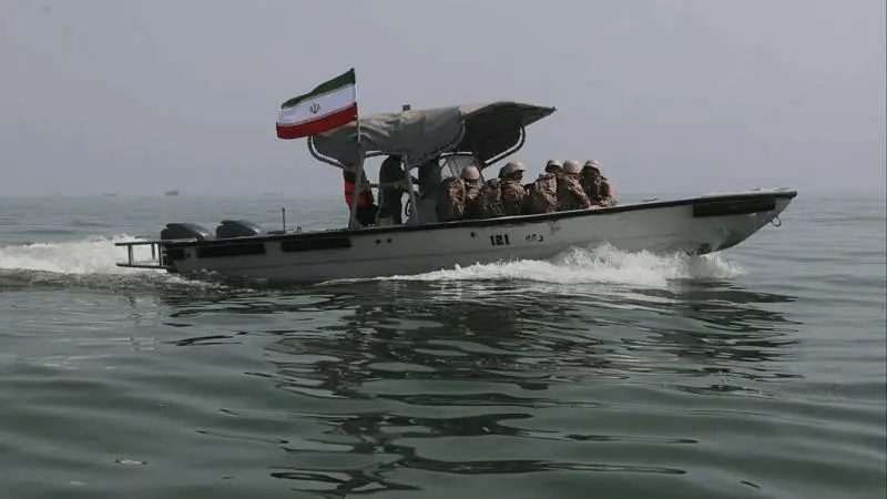 الحرس الثوري: اشتعال 4 سفن واصطدام 3 أخرى بألغام قرب هرمز