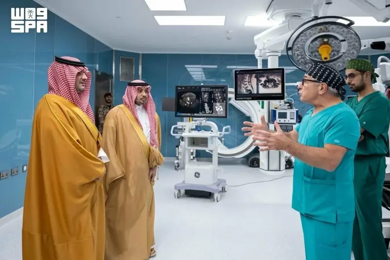 وزير الداخلية يدشّن مركزاً لتطوير الرعاية الطبية بالجراحة الروبوتية والذكاء الاصطناعي