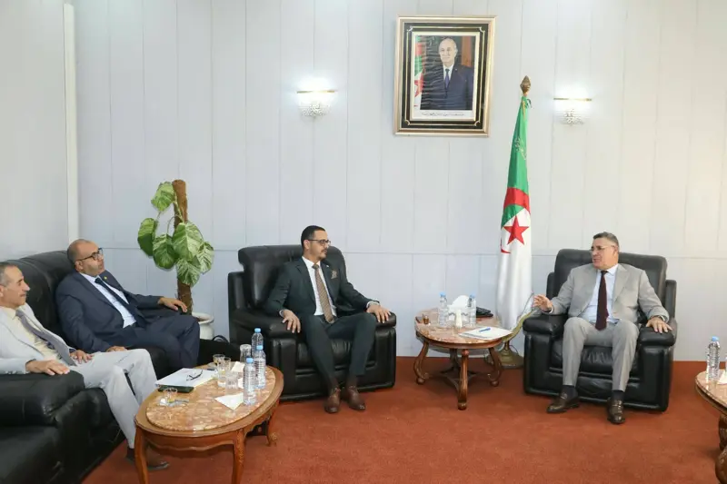 وزير الري يؤكد على تعزيز التنسيق الميداني للتكفل بانشغالات القطاع