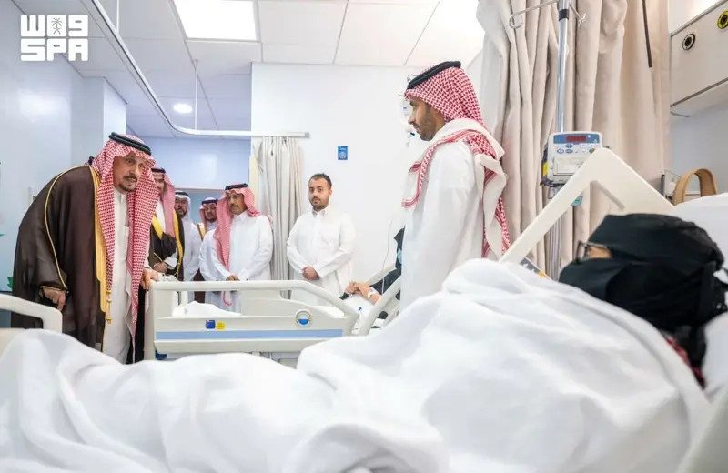أمير الرياض يزور المصابين في الاعتداء الحوثي على مطار الملك خالد