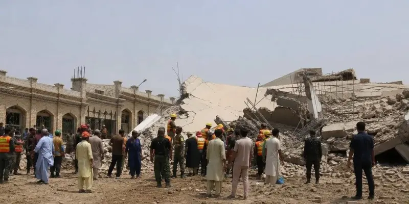باكستان.. مقتل 17 طالباً ومعلم واحد جراء انهيار سقف مدرسة