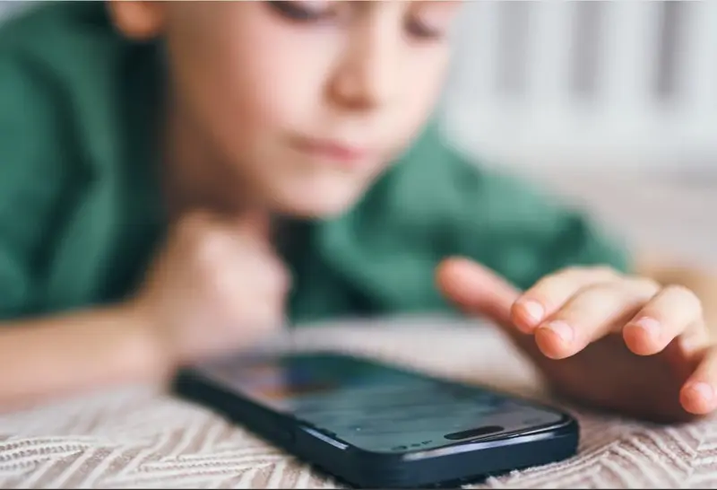 قبل أن تمنح طفلك هاتفاً ذكياً.. دراسة تكشف ارتباطاً مقلقاً باضطرابات الأكل