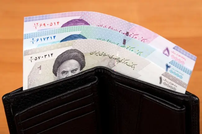 الإيرانيون يتحدون الرقابة بحثاً عن الدولار والذهب