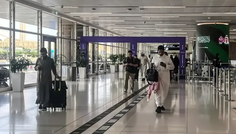 فرنسا تدعو مواطنيها إلى تجنّب مطارات الرياض وجدة والدمام