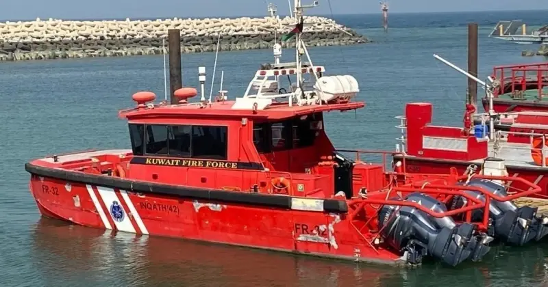 إنقاذ شخصين وغرق يختهما مقابل الجزيرة الخضراء