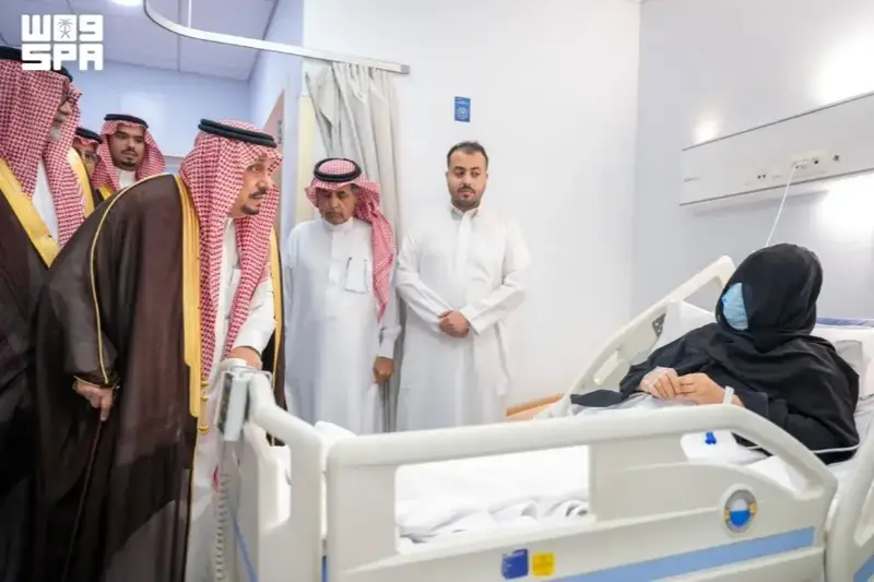 أمير الرياض لمصابي عدوان الحوثيين: القيادة معكم قلباً وقالباً