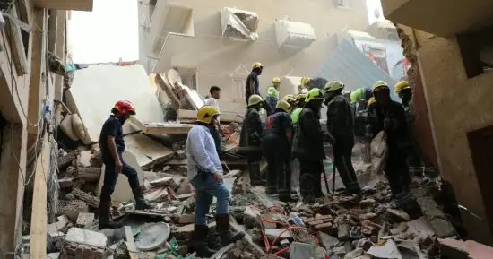 صور وفيديو اللحظات الأولى لانهيار عقار حدائق القبة والبحث عن ناجين