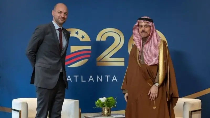 وزير الخارجية يبحث مع نظيره الفرنسي استمرار الاعتداءات الحوثية وتهديدات الملاحة البحرية