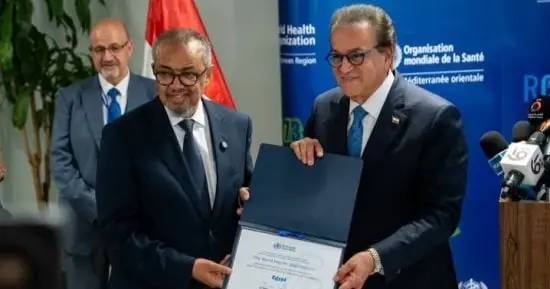 مدير الصحة العالمية يسلم وزير الصحة شهادة الحفاظ على المستوى الذهبى للقضاء على فيروس C