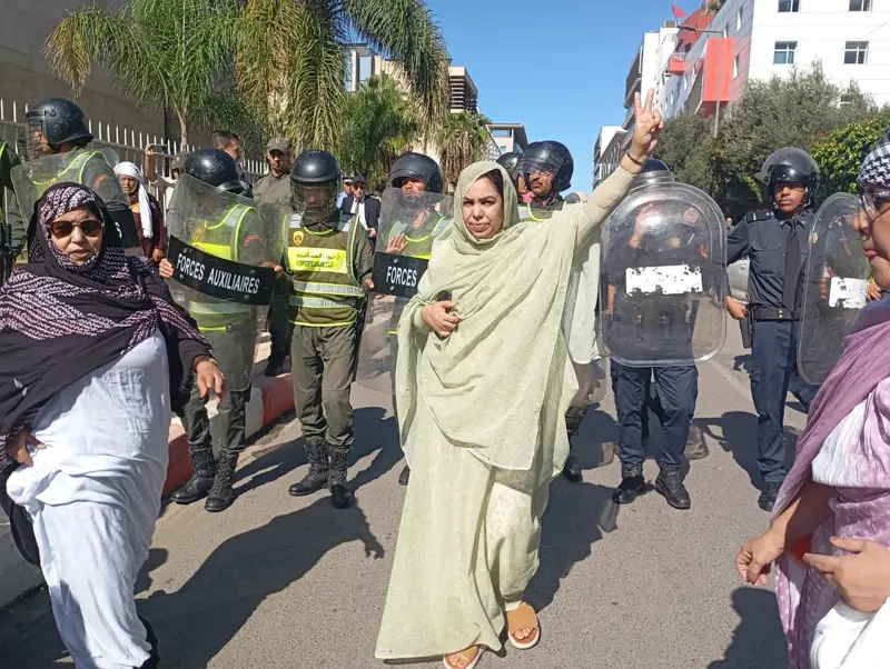 أجهزة الاحتلال المغربي تتدخل بالقوة المفرطة لتفريق وقفة تضامنية مع الأسرى الصحراويين