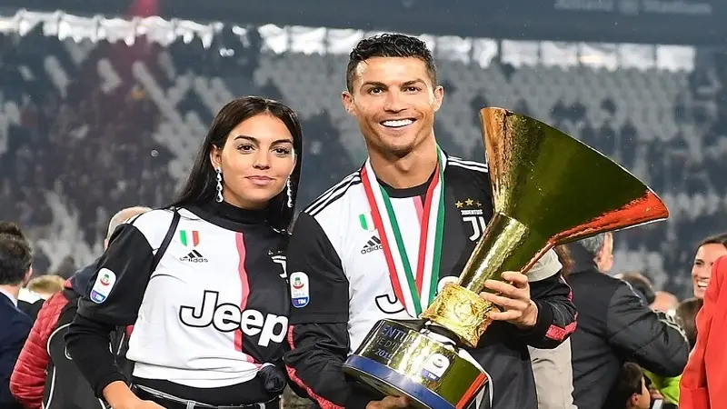 يوفنتوس يطالب رونالدو باسترداد 9.8 مليون يورو