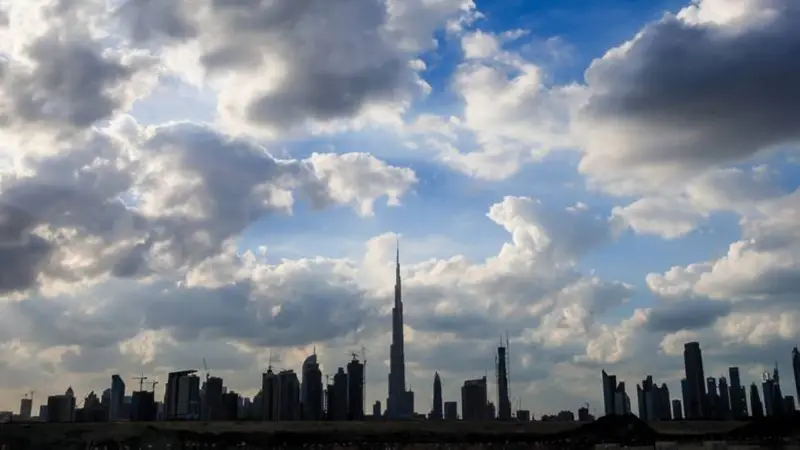 الإمارات.. طقس الغد صحو إلى غائم جزئياً مع توقعات بسقوط أمطار