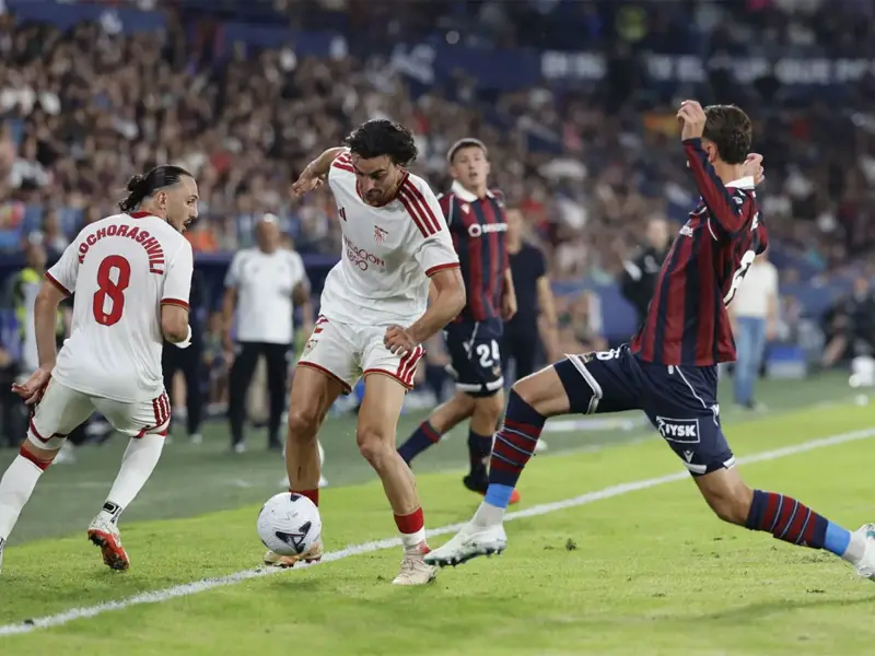 الدوري الإسباني.. إشبيلية يتعادل مع ليفانتي 3 - 3