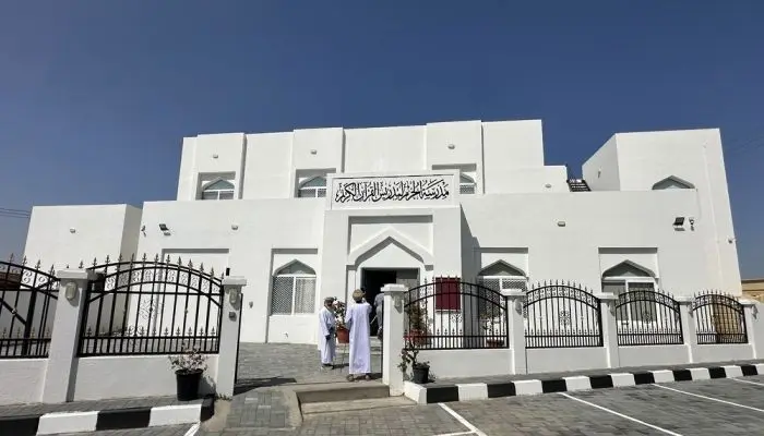 من مظلة بسيطة إلى صرح قرآني يستوعب أكثر من 200 طالب وطالبة.. قصة مدرسة الخرم للقرآن الكريم في بهلاء
