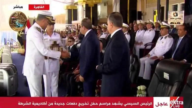 رئيس أكاديمية الشرطة يهدي الرئيس السيسي هدية تذكارية خلال حفل تخريج دفعة جديدة