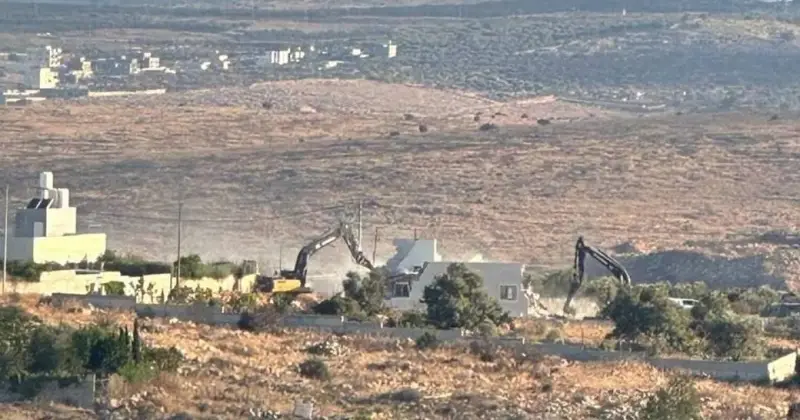 تجنباً لتكاليف الهدم: مواطنان يهدمان منزليهما ذاتياً في أم الفحم
