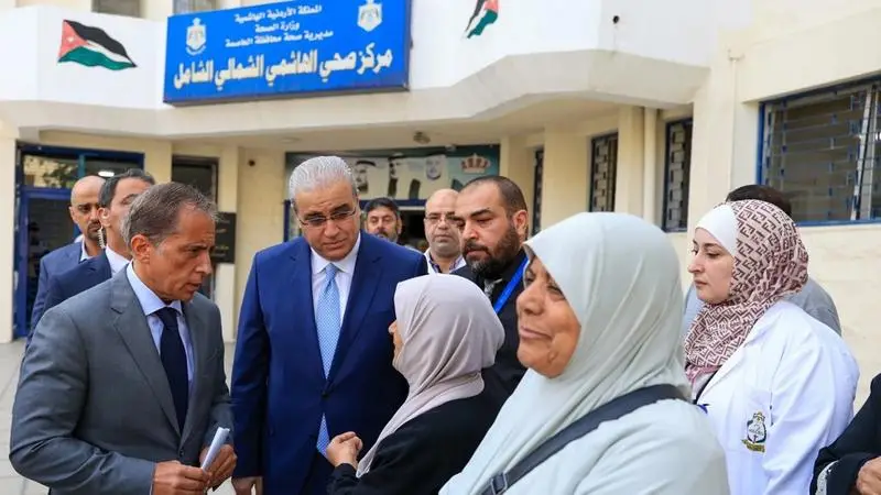 رئيس الوزراء يتفقَّد مواقع صحيَّة وتعليميَّة ومهنيَّة في لواء ماركا