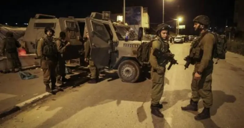 الاحتلال يحتجز ثلاثة شبان خلال اقتحام قرية المغير شمال شرق رام الله