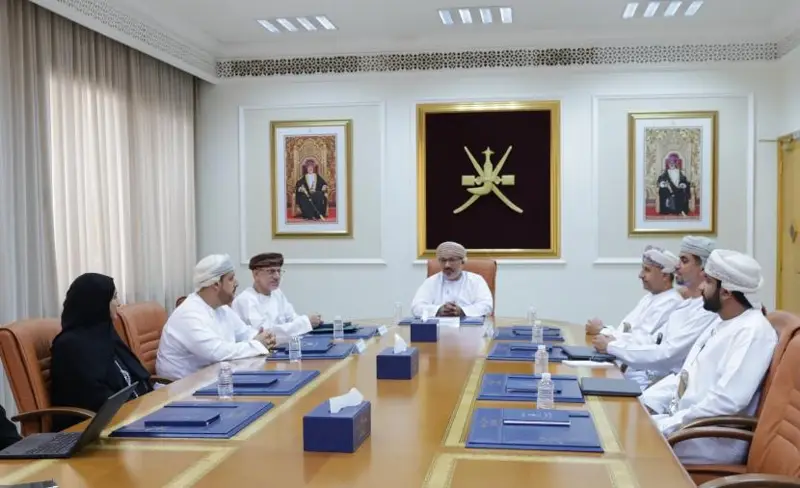 مناقشة تعمين 130 مسمى وظيفيا بمجال الخدمات والمقاولات في قطاع النفط والغاز