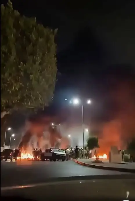 صور|| تظاهرات حتى ساعة متأخرة من الليل في #مصراتة وإغلاق الطرق بالإطارات المشتعلة عقب اختط - اخبار ليبيا