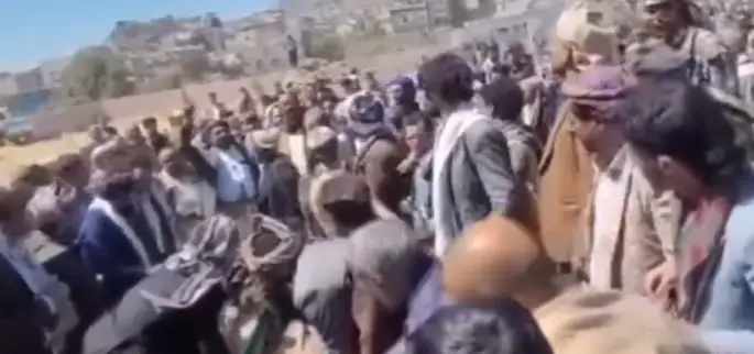 "ما يكذبوا إلا على من مات!".. مشرف حوثي يطالب بتركة قتيل أثناء دفنه بذريعة وصية لـ"القوة الصاروخية" (فيديو)
