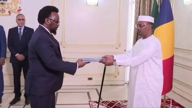 سفير الجمهورية يقدم أوراق اعتماده لرئيس جمهورية تشاد