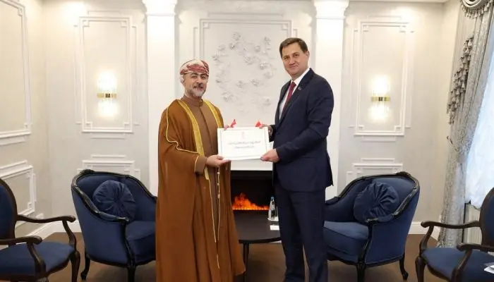 سفير سلطنة عُمان لدى جمهورية بيلاروس يقدم نسخة من أوراق اعتماده