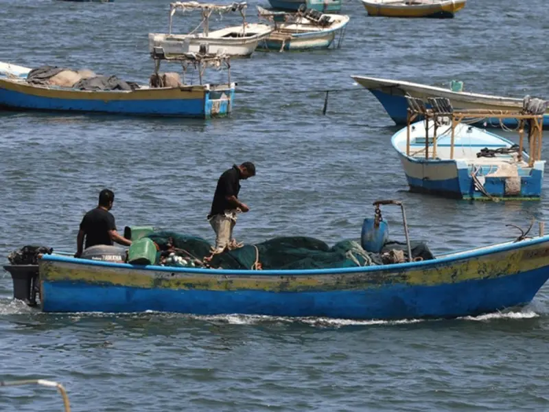 صيادو غزة تحت الإبادة.. الموت يلاحق شباك الرزق ومساحة الصيد "صفر ميل"