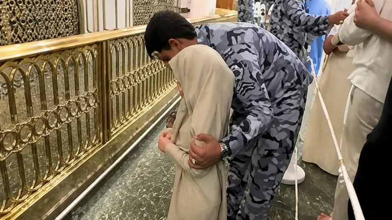 رجل أمن في المسجد النبوي يكرم طفلة تركية باصطحابها إلى الحجرة النبوية