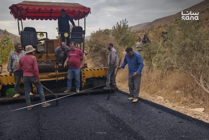 إنجاز تزفيت طريق الوادي الزراعي في هريرة بريف دمشق بطول 2250 متراً ‏