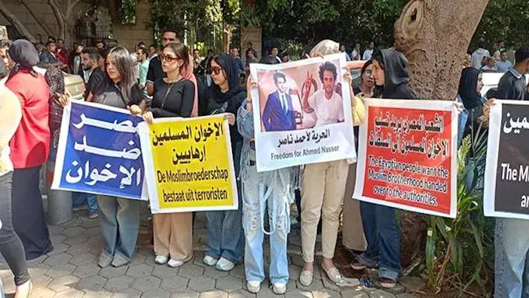 وقفة احتجاجية أمام السفارة الهولندية بالقاهرة تنديدا بالقبض على أحمد ناصر | فيديو وصور