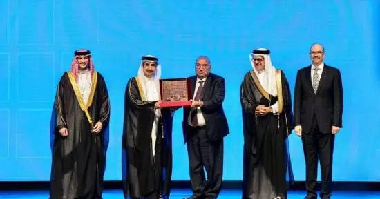 البحرين تكرّم السفير عمرو رمضان خلال افتتاح المنتدى الحكومي لمكافحة الاتجار بالبشر