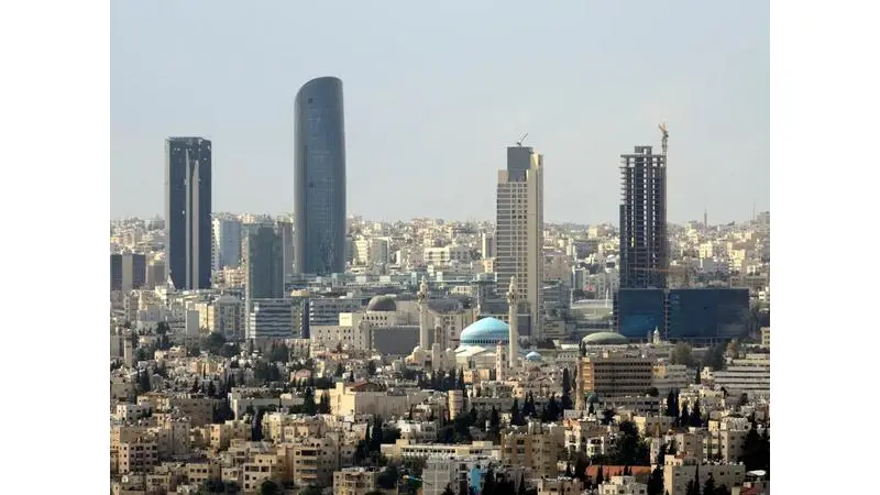 طقس لطيف الجمعة وزخات مطرية شمال المملكة