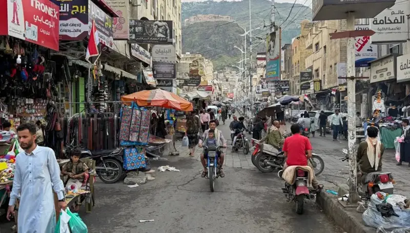 اليمن في قبضة الحوثيين: اقتصادان وبلدٌ يزداد فقراً