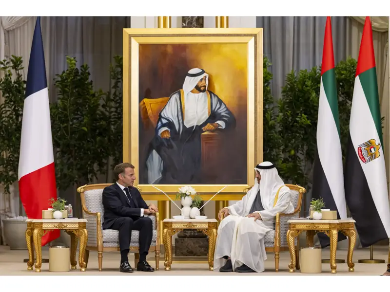 رئيسا الإمارات وفرنسا يبحثان عددا من القضايا والموضوعات الإقليمية والدولية