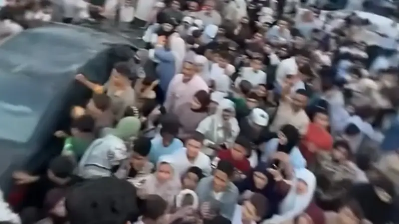 حادثة أثارت الجدل في ليبيا... تدافع بسبب "الشيبس"!