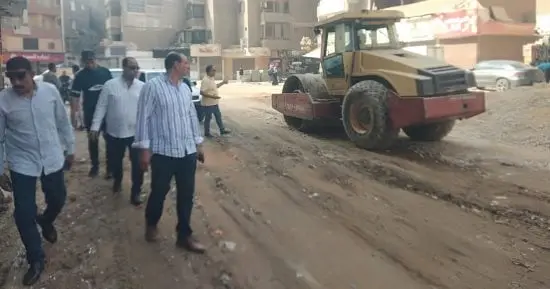 رئيس حى بولاق الدكرور يتابع رصف شارع العمدة وتطوير "المصرف"
