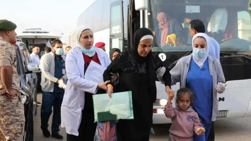 الأردن يُجلي 20 طفلًا مريضًا من غزة لتلقي العلاج في مستشفياته