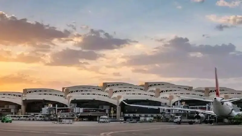 السعودية تمدد إغلاق مطار الرياض