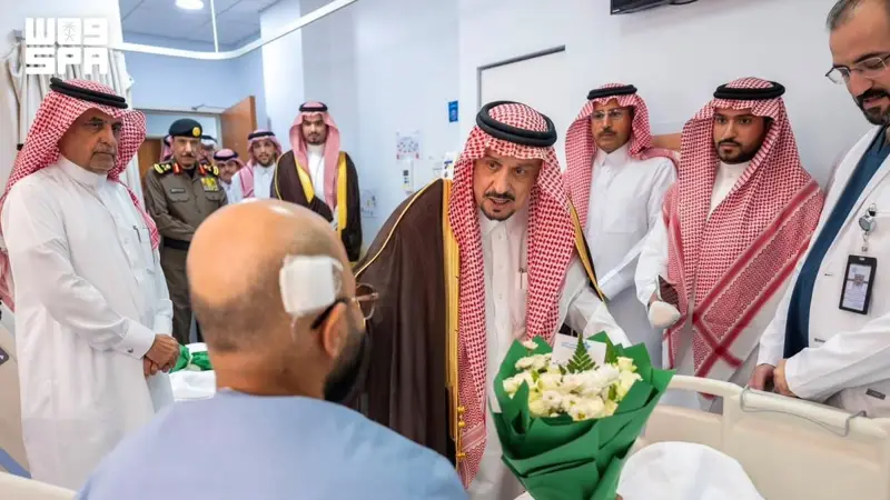أمير الرياض يزور مصابي الهجوم الحوثي على مطار الملك خالد ويوجه بتوفير الرعاية