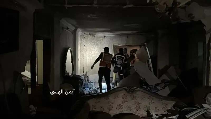 استشهاد فلسطيني وزوجته بقصف شقة سكنية غربي غزة.. والإبادة مستمرة