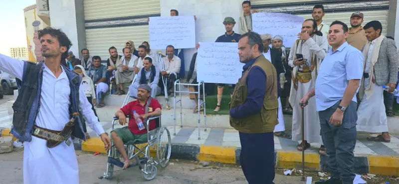 جرحى وذوو إعاقة من المنطقة العسكرية الخامسة يتظاهرون في مأرب للمطالبة بصرف رواتبهم المتوقفة منذ أكثر من عامين