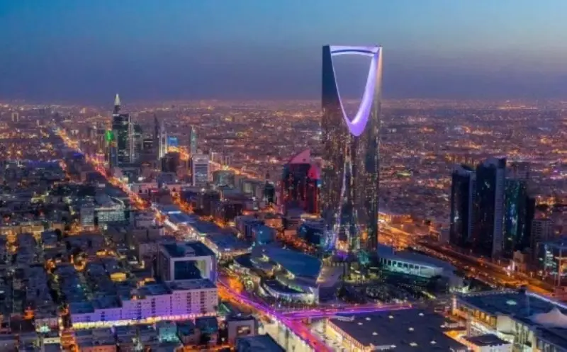 أمير الرياض يسلّم الدفعة الأولى من الأراضي لمستفيدي برنامج التوازن العقاري