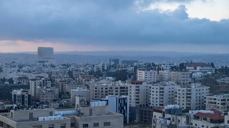 طقس لطيف اليوم وزخات مطرية محدودة الثلاثاء والأربعاء