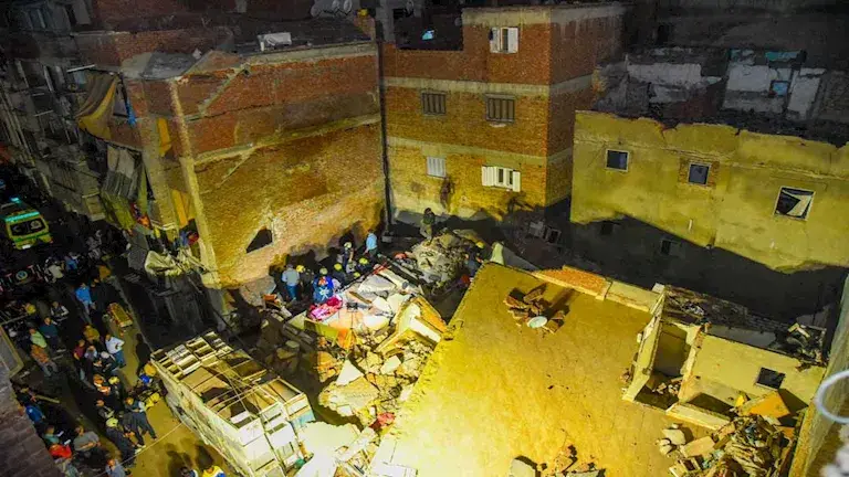 انتشال جثمان من أسفل أنقاض العقار المنهار في الإسكندرية- صور