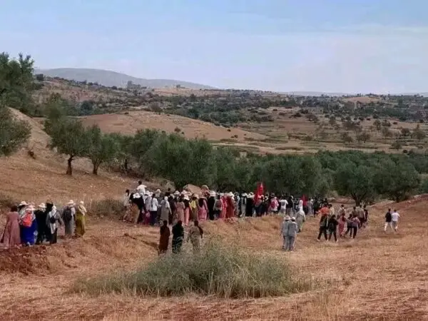 أزيلال… سكان وتلاميذ دوار تشواريت يحتجون مشيا على الأقدام للمطالبة بالنقل المدرسي