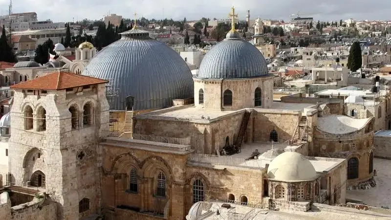 بطاركة ورؤساء الكنائس في القدس يدينون اعتداءات المستعمرين على بلدة الطيبة