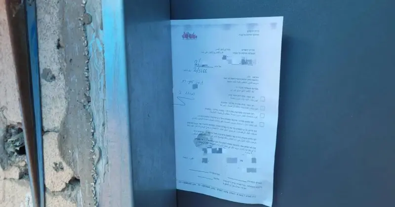 قوات الاحتلال تُخطر بهدم منشأة تجارية غرب الخليل